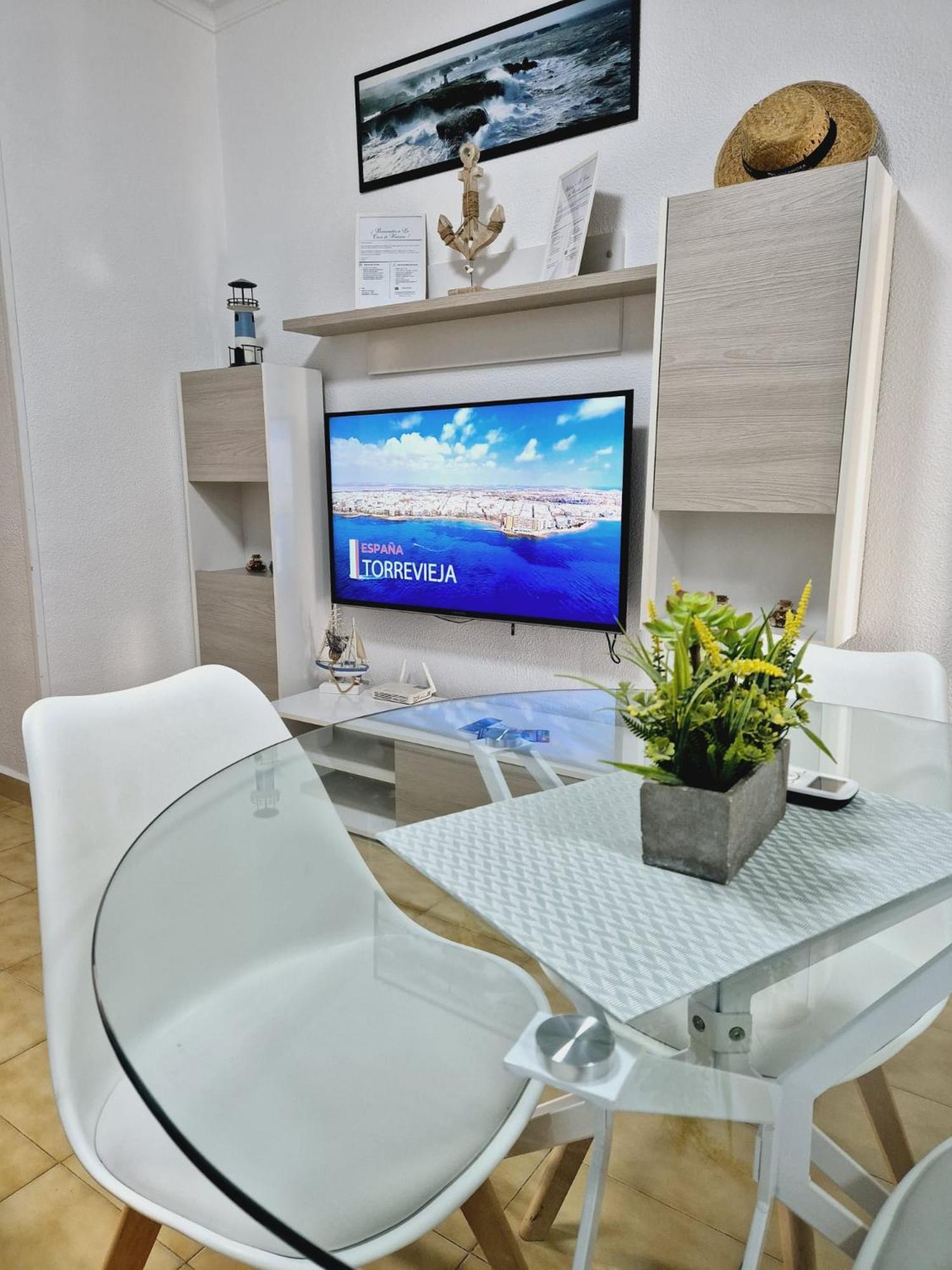 La Casa De Veronica - Serene With Shared Pool, Steps From The Torrevieja