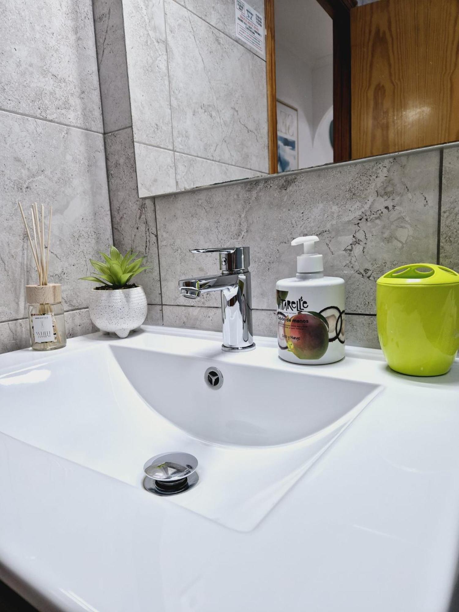 La Casa De Veronica - Serene With Shared Pool, Steps From The Torrevieja